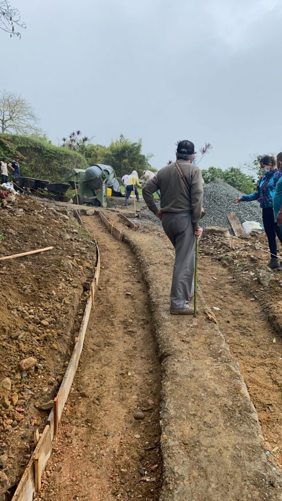436 metros de cintas huellas dobles para mejorar las vías de acceso de los caficultores y agricultores  de Calarcá