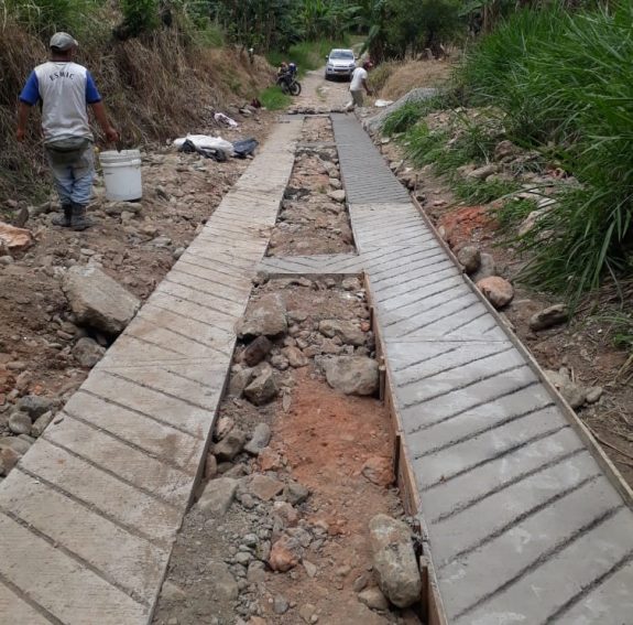 Construcción de cintas huellas y mantenimiento de vías rurales avanza en un 75% en la “Villa del Cacique”