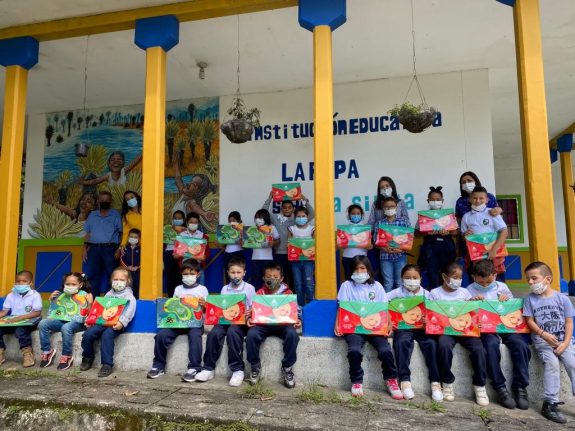 Avanza la entrega de 3.645 kits escolares en instituciones educativas rurales del Quindío