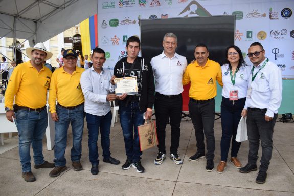Productores de Génova, Calarcá y Pijao, ganadores del primer, segundo y tercer puesto en el 9° Concurso Departamental de Calidad de Café