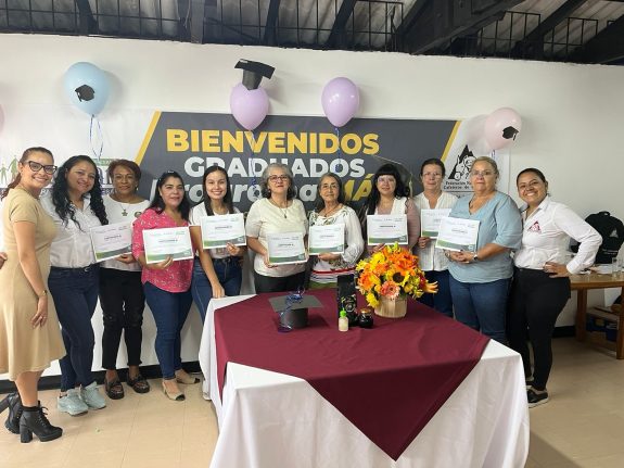 69 mujeres y 15 jóvenes cafeteros quindianos se gradúan del programa MÁS en educación financiera