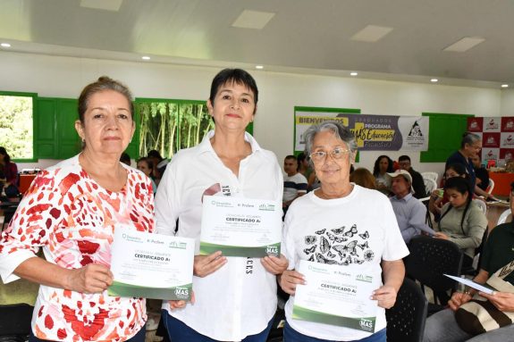 Más de 320 caficultores se gradúan en el programa Más Educación Financiera tras tres fases de formación